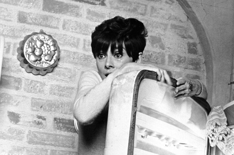 Suzy Hendrix (Audrey Hepburn), völlig verstört in ihrer eigenen Wohnung – Bild: Warner Bros. / MvH – ArtDesign / Barum Suzy Hendrix (Audrey Hepburn), völlig verstört in ihrer eigenen Wohnung – Bild: Warner Bros. / MvH – ArtDesign / Barum