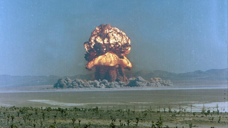 Die Atombombentests in der Wüste Nevadas sollten die Soldaten der US-Army auf die Kriegsführung der Zukunft vorbereiten, auf das „Atomic Age“. – Bild: Los Alamos National Laboratory /​ Off The Fence