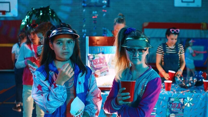 Margreet (Romy Voll) und Floor (Bobbie Mulder) sehen Jan dabei zu, wie er versucht, den DJ auf Floor’s Schulfete zu spielen. – Bild: NDR/​NL Film/​Maurice Trouwborst