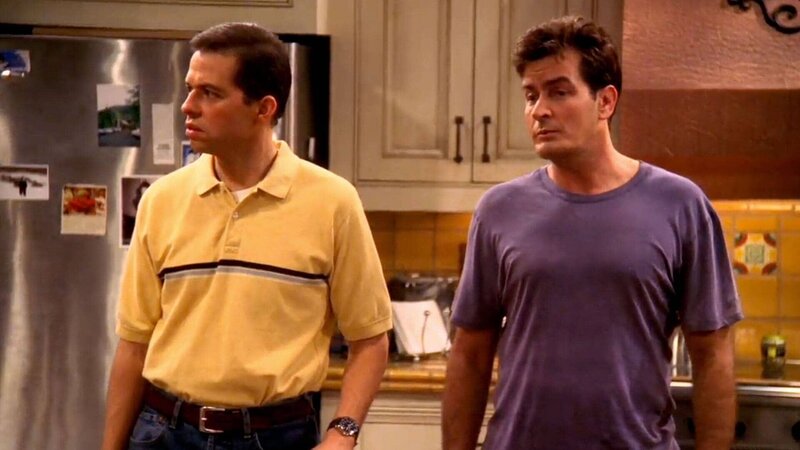 Alan (Jon Cryer, l.), Charlie (Charlie Sheen, r.) – Bild: Warner Brothers Entertainment Inc.
