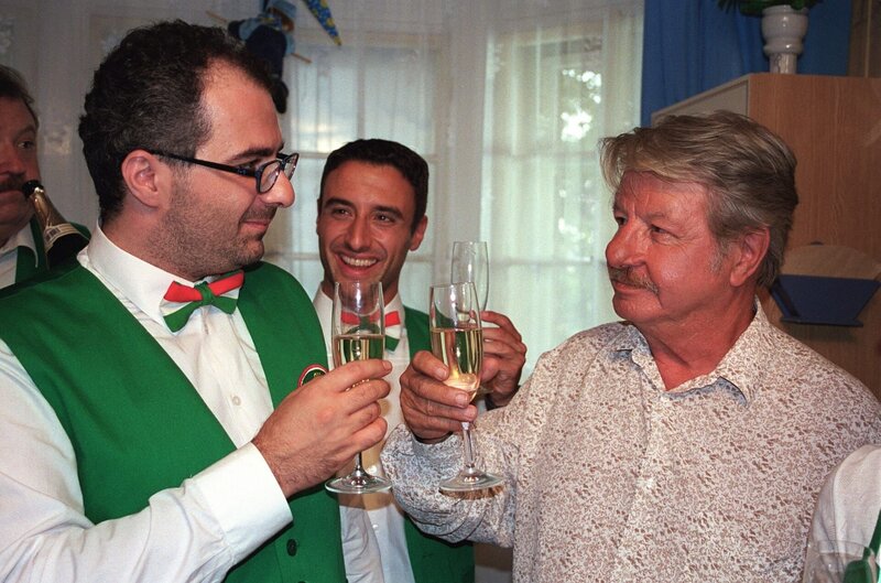 „Dolce Vita & Co.“, „Oh Kohle mio.“ Für Mario spitzt sich die finanzielle Situation zu. Der Kredithai, über den Mario den Lokalumbau und die Yacht für seinen Vater berappt hat, dreht die Geldschraube immer enger und spart auch nicht mit eindeutigen Drohungen. Wenn Mario nicht innerhalb eines Tages seine Ratenzahlung in Ordnung bringt, reißt sich der Geldeintreiber Mariannes Erbschmuck unter den Nagel. Spät abends macht Mario noch eine furchtbare Entdeckung: Er sieht Marianne zusammen mit einem anderen Mann!Im Bild (v.li.): Michael Niavarani (Mario), Gunther Gillian (Ötschi), Heinz Petters (Pensionist). – Bild: ORF/​Thomas Prodinger