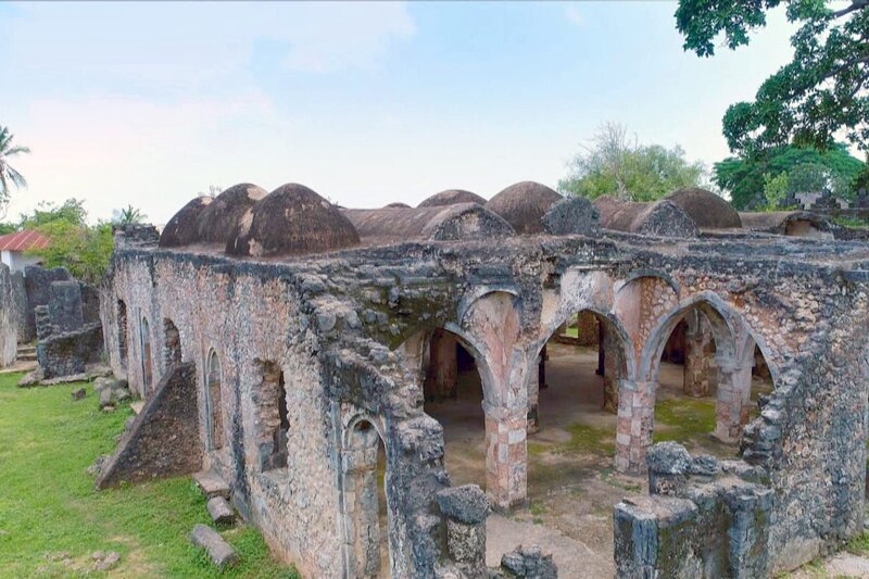 Ausgrabungen in Kilwa Kisiwani, der beeindruckenden Suaheli-Stadt in Tansania, haben ergeben, dass die wahre Identität der Suaheli von den kulturellen Einflüssen verschiedenster Völker gekennzeichnet ist. – Bild: arte