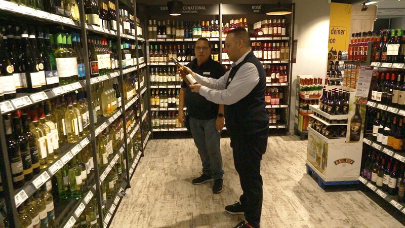 Sascha und Yusuf am Weinregal – Bild: RTLZWEI