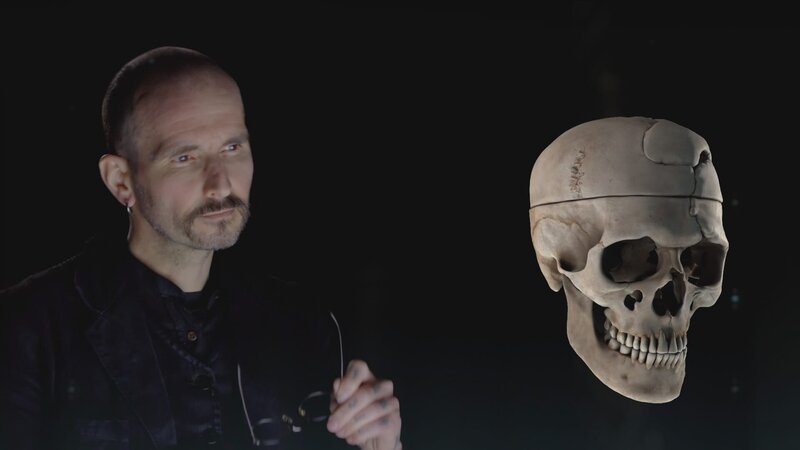 Der Kriminalbiologe Mark Benecke untersucht den stark zerschmetterten Schädel eines amerikanischen Eisenbahnarbeiters aus dem neunzehnten Jahrhundert. – Bild: N24 Doku