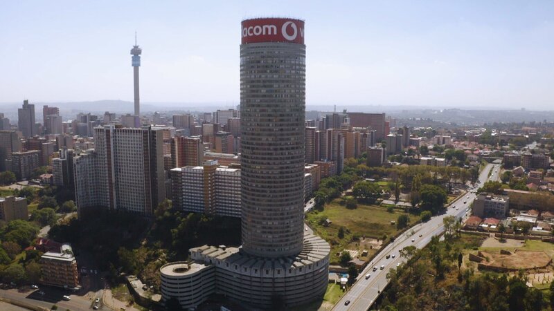 Mitte der 90er-Jahre war Ponte City in Johannesburg, Südafrika der höchste Großstadt-Slum der Welt. Nicht einmal die Polizei traute sich, den Gebäudekomplex zu betreten. – Bild: N24 Doku