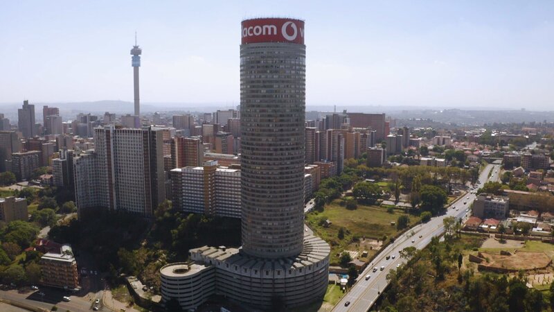 Mitte der 90er-Jahre war Ponte City in Johannesburg, Südafrika der höchste Großstadt-Slum der Welt. Nicht einmal die Polizei traute sich, den Gebäudekomplex zu betreten. – Bild: N24 Doku