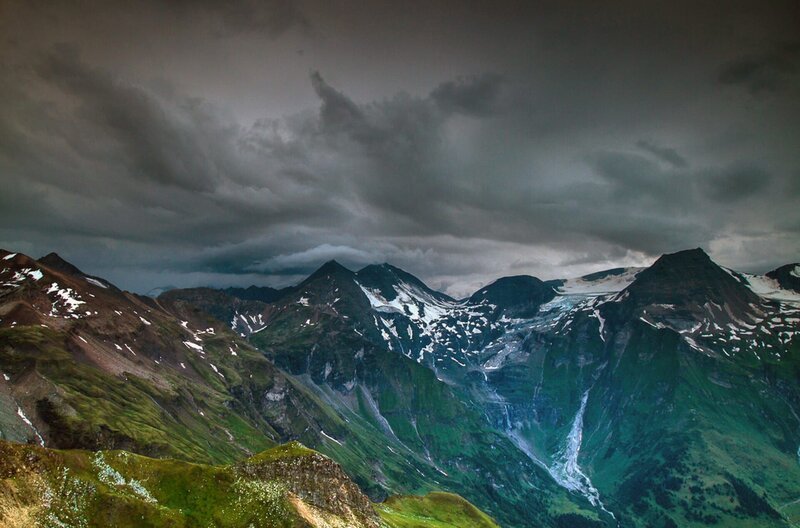 Die Alpen mit ihren verschneiten Gipfeln, tiefen Talschluchten und weiten Wäldern bieten dem Steinadler einen idealen Lebensraum. – Bild: Dieter Frank/​Terra Mater Factual Studio