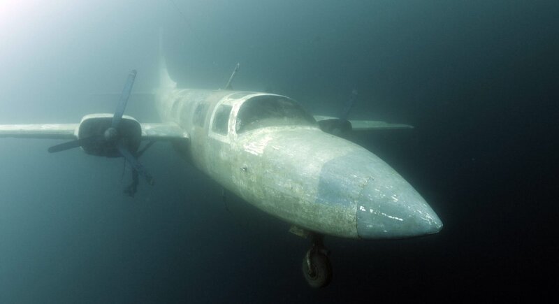 Unterwasseraufnahme eines versunkenen Flugzeugs. – Bild: Nautilusfilm /​ ORF /​ Andreas Hartl