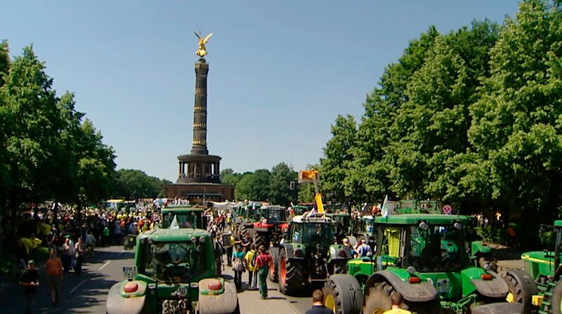 Das Jahr 2009 – die S-Bahn nervt Berlin, Dieter Hallervorden übernimmt das Schlosspark-Theater und Ex-Finanzsenator Thilo Sarrazin provoziert mit Aussagen über „Kopftuchmädchen“. Eine Berlin-Chronik der Superlative: Fünf Jahrzehnte von 1961, dem Jahr des Mauerbaus, bis 2009, als Berlin eine Weltstadt im 21. Jahrhundert ist. – Berlin erlebt die größte Demo Brandenburger Bauern. – Bild: rbb