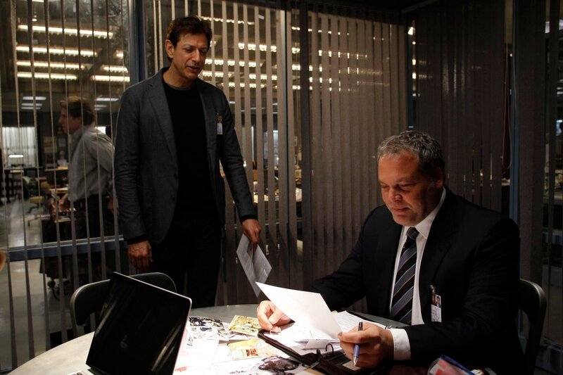 L-R: Nichols (Jeff Goldblum) und Goren (Vincent D’Onofrio) finden zwei Leichen, die allen Anschein nach regelrecht hingerichtet und dann in den East River geworfen wurden. Schnell sind sich die Detectives einig: Um Geld ging es dem Täter offenbar nicht, denn der millionenschwere Schmuck befindet sich noch an den leblosen Körpern … – Bild: 13th Street