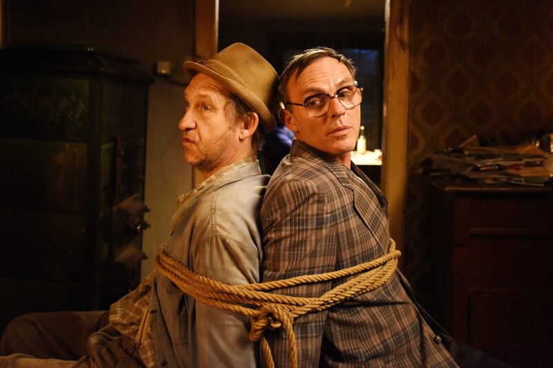 Adsche (Peter Heinrich Brix,li.) und Jürgen Seute (Dirk Martens) werden gefesselt. – Bild: NDR/​Uwe Ernst