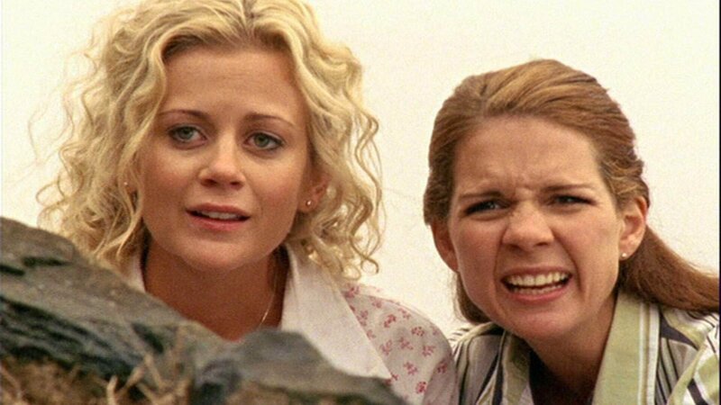 Spionieren heimlich: Jodi (Rachael Carpani, l.) und Kate (Michala Banas). – Bild: TVNOW