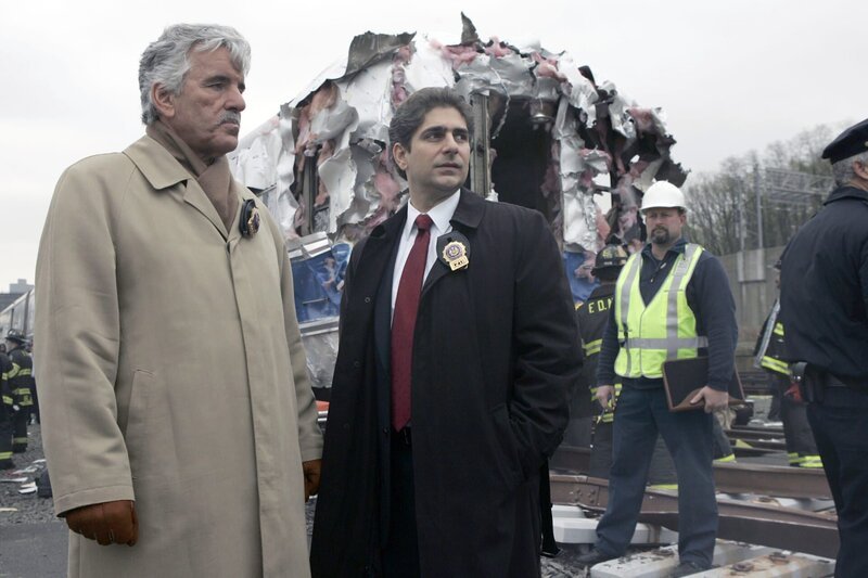 (l-r) Dennis Farina as Det. Joe Fontana, Michael Imperioli as Det. Nick Falco – Bild: Will Hart /​ NBC Universal