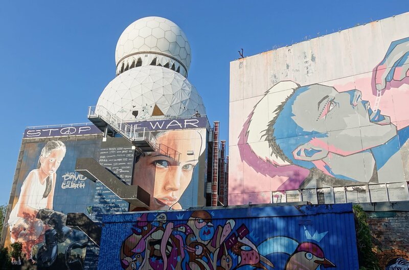 Sie bestimmen die Silhouette von Berlin: Die Kuppel-Türme der ehemaligen „Field Station“ auf dem Teufelsberg im Grunewald. Ein Ort der Spionage, eine der wichtigsten Abhörstationen des Westens im Kalten Krieg. – Bild: rbb/​Manfred Selle