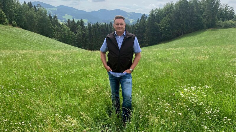 Moderator Axel Bulthaupt l im Böhmerwald – Bild: MDR /​ MDR/​HA Kommunikation