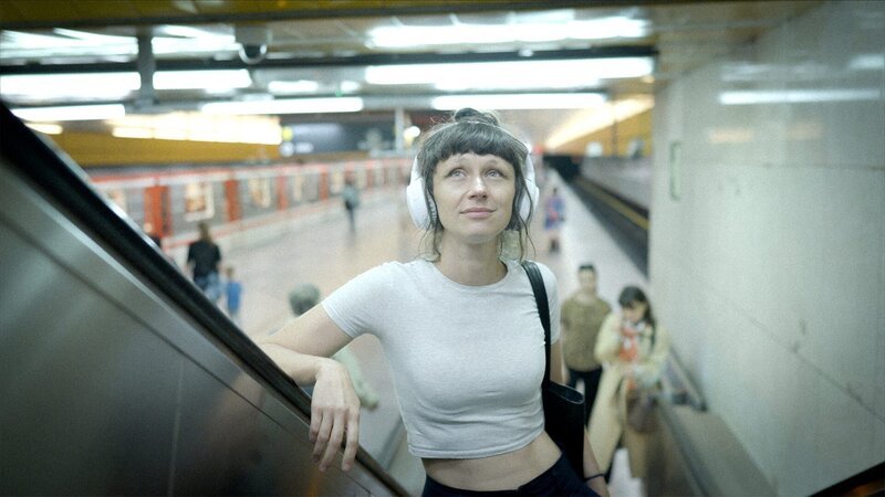 Anna Svarc auf dem Weg zur Großbaustelle. – Bild: BR/​inselfilm produktion GmbH/​Timo Novotny