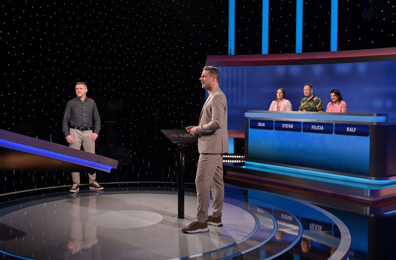 Moderator Alexander Bommes (M.) mit den Kandidaten: Ralf Appenzeller (l.), Julia Huning (3.v.r.), Stefan Grönda (2.v.r.) und Felicia Palumbo (r.). – Bild: ARD/​Uwe Ernst