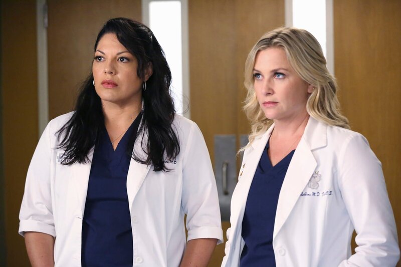 On left: Dr. Callie Torres (Sara Ramirez) and on right Dr. Arizona Robbins (Jessica Capshaw). – Bild: sixx