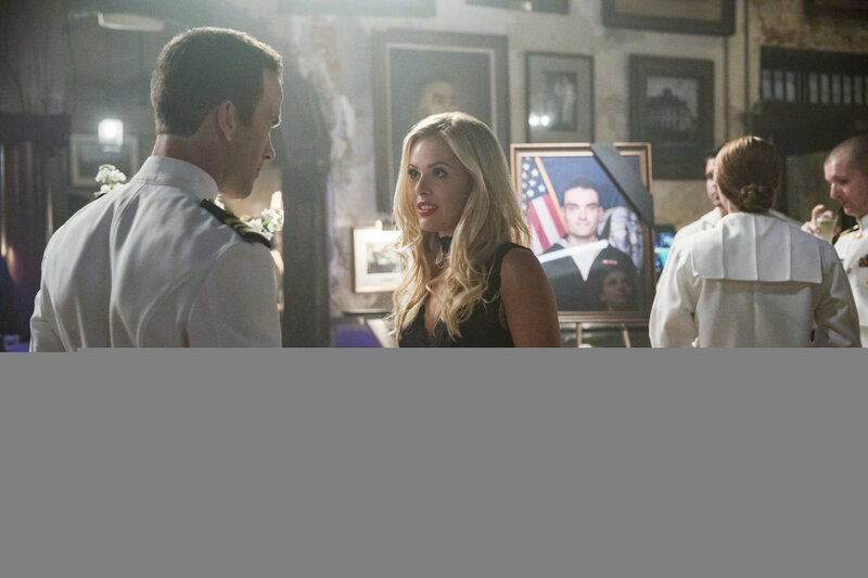 Kann Christopher LaSalle (Lucas Black, l.) als Undercover-Agent herausfinden, ob Chloe Miles (Natalie Hall, M.) die gesuchte Mörderin ist? – Bild: CBS Broadcasting, Inc.