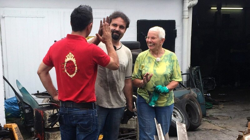 Karin, Gastao und Experte Mauro Corradino (li.) sind vom Werkzeugverkauf begeistert. – Bild: RTL II