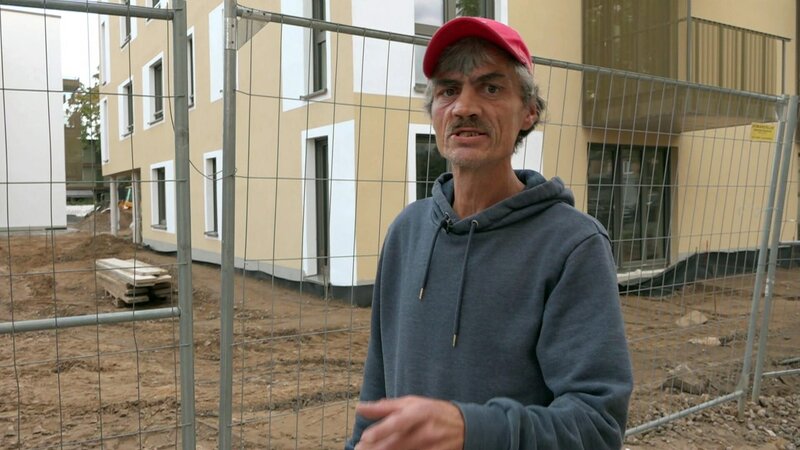 Mitten im Herzen der Benz-Baracken sind Neubauten entstanden, die von Dieter jetzt unter die Lupe genommen werden. – Bild: RTLZWEI