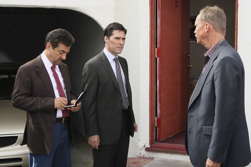 Während Hotch (Thomas Gibson, M.) mit Det. Yarbough (Michael O’Neill, r.) am Tatort über den Fall spricht, schreibt Rossi (Joe Mantegna, l.) immer nur in sein Notizbuch und handelt eigensinnig und ohne Absprache … – Bild: PLURIMEDIA (ABC Studios)