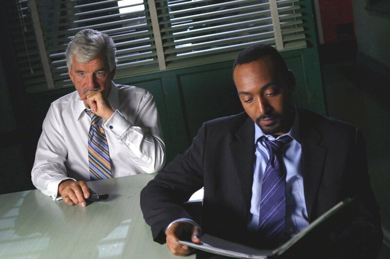 Det. Fontana (Dennis Farina, li.) und Det. Green (Jesse L. Martin) überprüfen das Geständnis, dass der sterbende Danny Flood abgelegt hat. Doch da der Mord zehn Jahre zurückliegt, keine einfache Aufgabe, Beweise zu finden. – Bild: PLURIMEDIA (NBC Universal, Inc.)