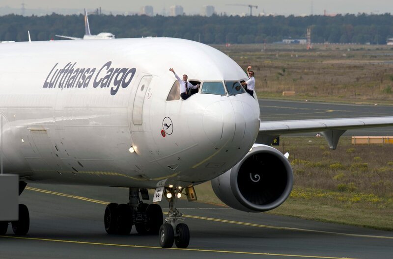 Letzte Landung einer MD-11 in Frankfurt. Die Piloten winken aus dem Fenster. – Bild: HR/​Cezary Jarzyna/​Planespotter