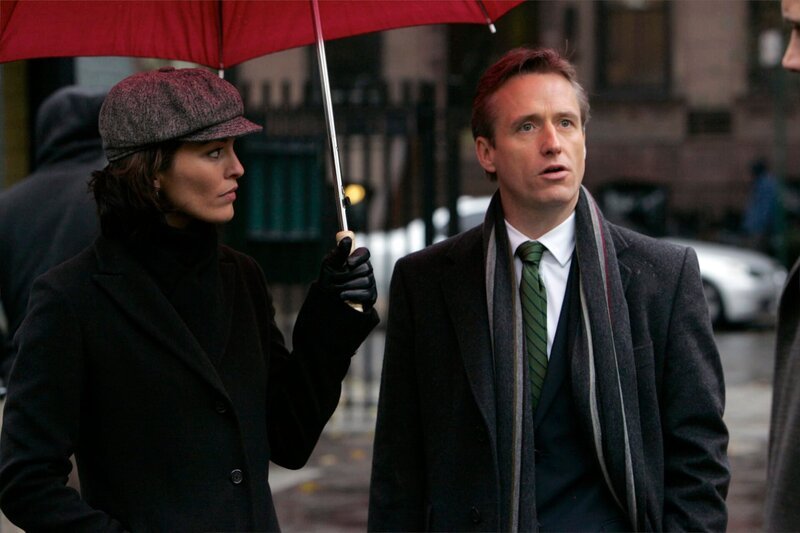Connie Rubirosa (Alana De La Garza, l.); Michael Cutter (Linus Roache, r.) – Bild: NBC Universal, Inc.