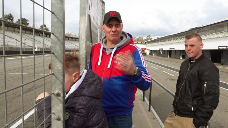 Elvis und seine Söhne Martin und Luka besuchen ein ganz besonderes Autorennen auf dem Hockenheimring. 24 Stunden lang treten verschiedene Elektroautos gegeneinander an. – Bild: RTLZWEI