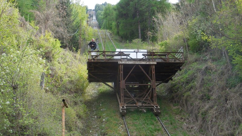 Standseilbahn der Firma Laaser Marmor. Hier wird einer der hochwertigsten Marmorarten abgebaut. – Bild: ZDF/​SWR/​Alexander Schweitzer