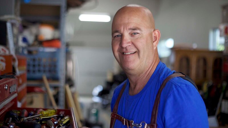 Eric White is having the time of his life building a tiny home for his daughter Sam, alongside her husband Jake, as they are expecting their first child here in Boise, Idaho, as seen on Tiny House, Big Living. – Bild: 2017, Scripps Networks, LLC. All Rights Reserved.