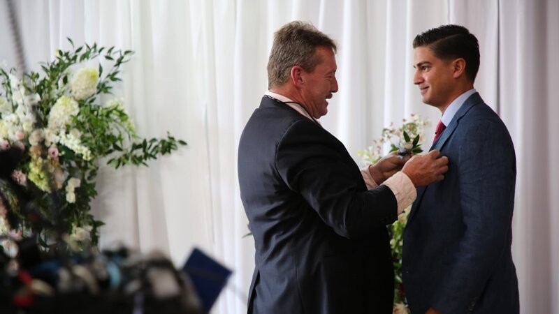 Kara’s uncle helps Guillermo with his boutineer on his wedding day. – Bild: Warner Bros. Discovery