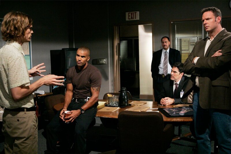 In LA werden Familien umgebracht, die Eltern werden brutal erschlagen und die Kinder durch eine Spritze eingeschläfert. Den Profilern ist klar, dass es sich bei den Tätern um ein Familienhasser-Duo handelt. Reid (Matthew Gray Gubler, l.) erklärt Morgan (Shemar Moore, 2.v.l.), Hotch (Thomas Gibson, 2.v.r.) und Lt. Nellis (Tom Kiesche, r.), was er rausgefunden hat … – Bild: 13th Street