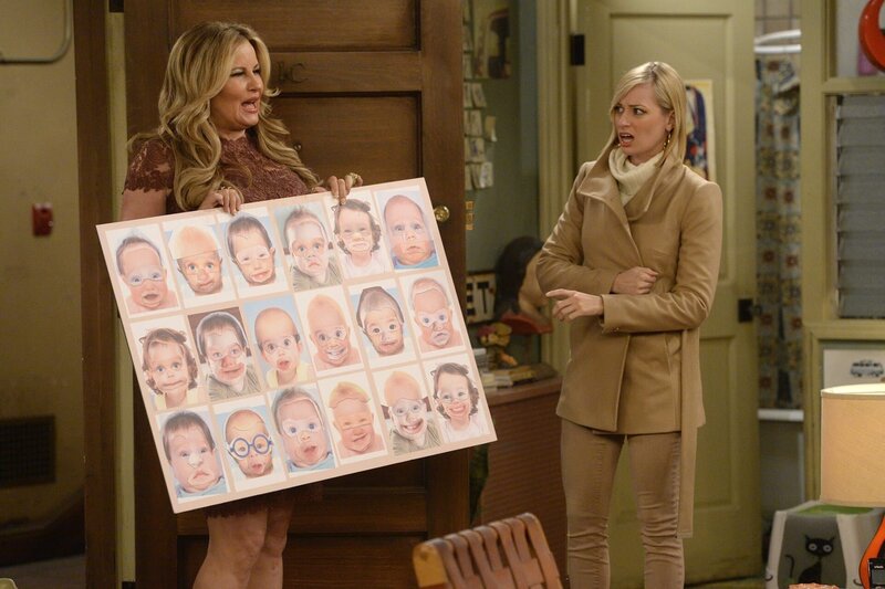 Sophie (Jennifer Coolidge, l.) findet Carolines (Beth Behrs, r.) Baby-Design-Ideen schräg. – Bild: PLURIMEDIA (Warner Bros Entertainment Inc.)