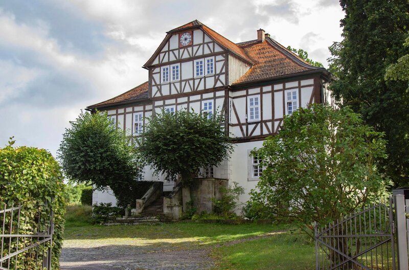 Das renovierungsbedürftige Hofgut aus dem 18. Jahrhundert in Lenderscheid, einem Ortsteil von Frielendrof in Nordhessen, bietet Platz für mehrere Familien. – Bild: HR