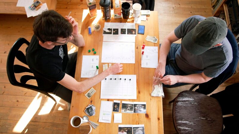 Die Spieleentwickler Sven Zedlitz und Franz Walser. – Bild: HR