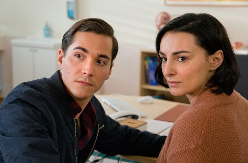 Martina (Mimi Fiedler, l.) und Philipp (mit Francois Goeske, 2.v.r.) warten auf die Ergebisse der Untersuchung. – Bild: ARD/​BR/​Volker Roloff