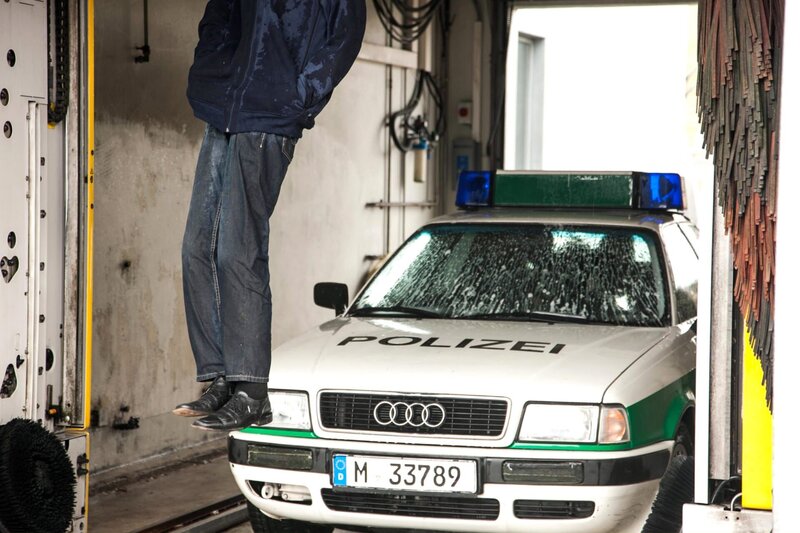 Als Hubert (Christian Tramitz, im Auto links) und Staller (Helmfried von Lüttichau, im Auto rechts) ihren Streifenwagen in der Waschstraße auf Hochglanz bringen wollen, kommt es zu einem unerwarteten Zusammenstoß mit einer Leiche. – Bild: ARD/​ARD/​TMG/​Chris Hirschhäuser