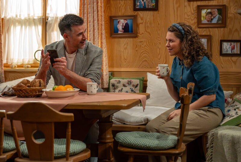 Yannik (Jo Weil, l., mit Johanna Graen, r.) ist unwohl klar, dass Larissa weiterhin vor einem Problem steht. – Bild: ARD/​WDR/​Thomas Neumeier