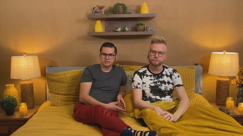 Armando and Kenny are all business as they watch the new episode of 90 Day Fiancé. – Bild: Warner Bros. Discovery