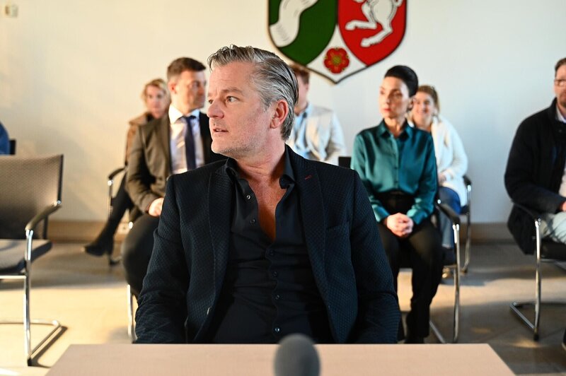 Als Jenny bei ihrer Aussage unter Druck gerät, erscheint unverhofft Rettung. Vorne Ingo (André Dietz), hinten Ben (Jörg Rohde) und Simone (Tatjana Clasing) – Bild: RTL /​ Julia Feldhagen