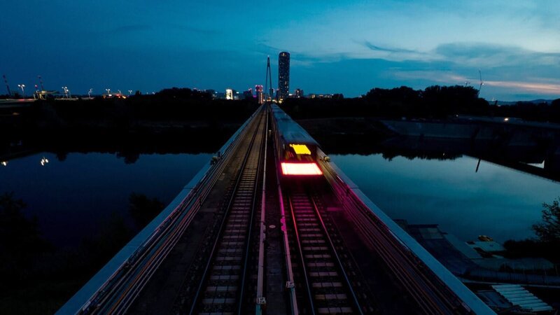 Die Wiener U-Bahn ist täglich Schauplatz einzigartiger Begegnungen, von geheimen Orten im Tunnelsystem bis hin zu U-Bahn-Raves in der Station Volkstheater. – Bild: ORF/​Timo Novotny