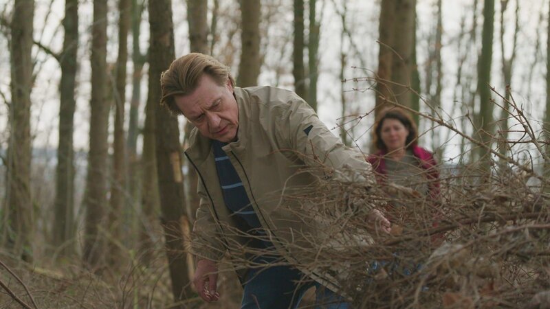 Ein Vater macht eine grausame Entdeckung: Die Leiche seiner Tochter, versteckt unter Ästen im Wald. Wer steckt hinter der brutalen Tat? – Bild: ZDF