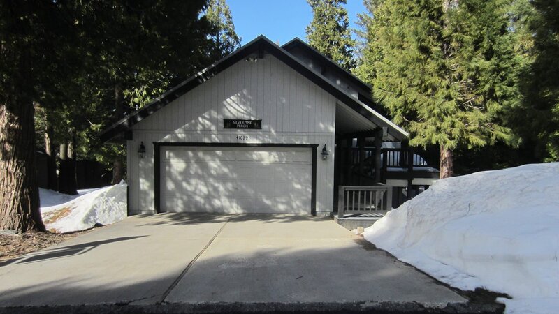 This traditional style cabin is on the market in Shaver Lake, CA, as seen on HGTV’s House Hunters. – Bild: HGTV/​Scripps Networks, LLC