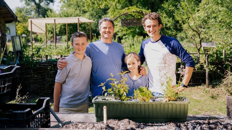Julian (rechts) mit den Schülern Greta und Peter, sowie mit Schulgärtner Bernhard Korilla in der Gärtnerei im Landheim Schondorf (Internatsschule). Weiteres Bildmaterial finden Sie unter www.br-foto.de. – Bild: BR/​megaherz gmbh/​Hans-Florian Hopfner