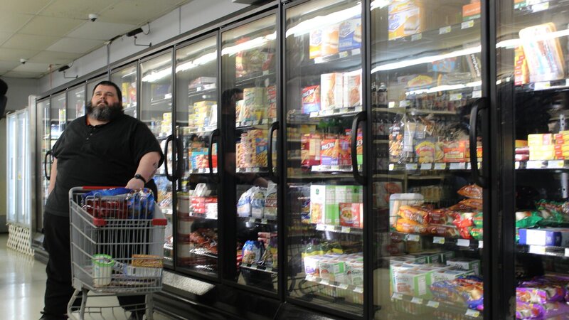 Jonathan, grocery, standing, front – Bild: Warner Bros. Discovery, Inc. or its subsidiaries and affiliates