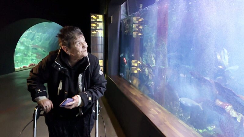 Rentnerin Regina unternimmt einen Ausflug ins Ozeaneum Stralsund – Bild: RTLZWEI