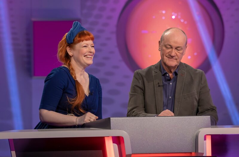 Entertainerin Enie van de Meiklokjes und Comedian Bodo Bach sind ein eingespieltes Rateteam beim Wissensquiz ‚Meister des Alltags‘. Gemeinsam stellen sie sich den kniffeligen Fragen aus dem prallen Leben. – Bild: SWR/​Sabine Stumpp