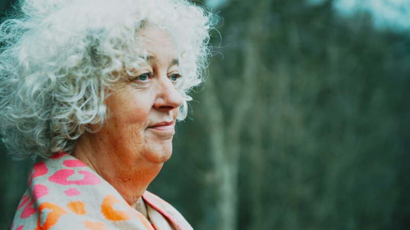 Sandra lebte lange in einer monogamen Beziehung. Nach mehreren lebensverändernden Ereignissen stellte sie sich die Frage, wie sie wirklich leben will. – Bild: ZDF und Mathias Fiene